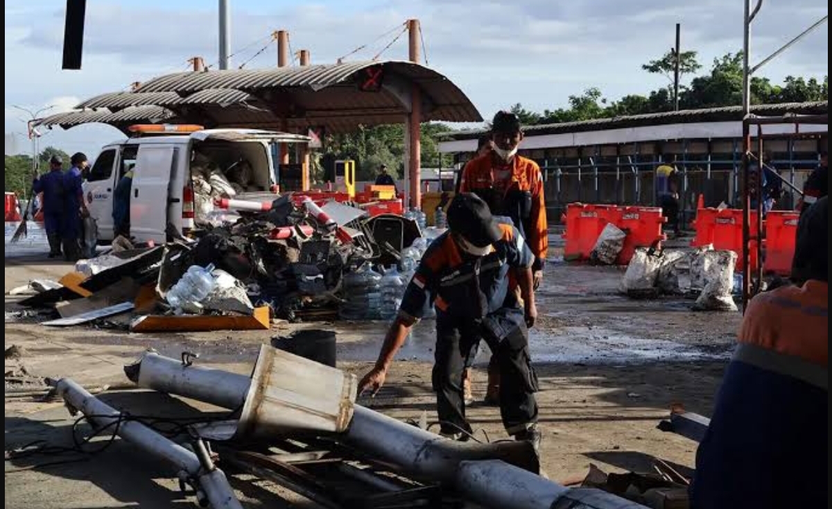 JADI KORBAN: Lokasi tabrakan maut di depan pintu gerbang tol Ciawi 2 masih porak poranda sedang berusaha dibersihkan petugas. (FOTO: IST)