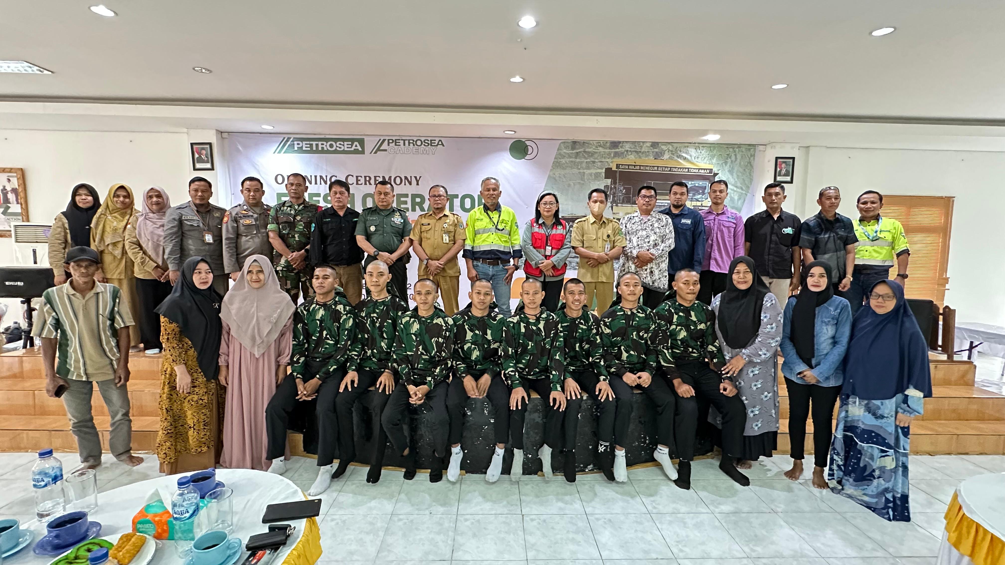 KESEMPATAN KERJA: Delapan warga lokal Paser yang baru lulus sekolah, mengikuti program pelatihan operator dari Petrosea.