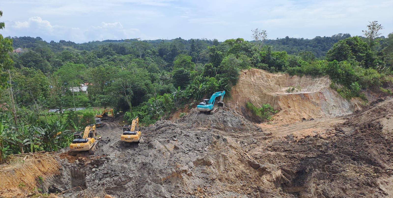 TAMBANG: Aktivitas pertambangan di Samarinda Utara membuat warga waswas. Sejumlah keretakan di kuburan keluarga warga di sana mulai terjadi.