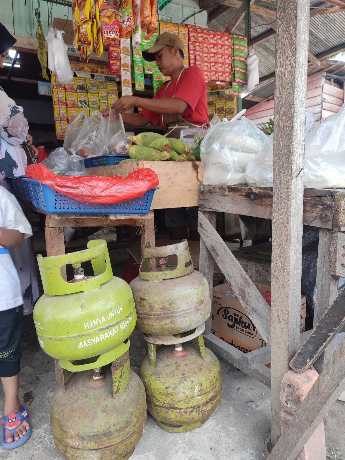 Distribusi dari pangkalan ke masyarakat kerap terjadi kebocoran data penerima yang tidak layak mendapatkan tabung gas elpiji 3 kg.