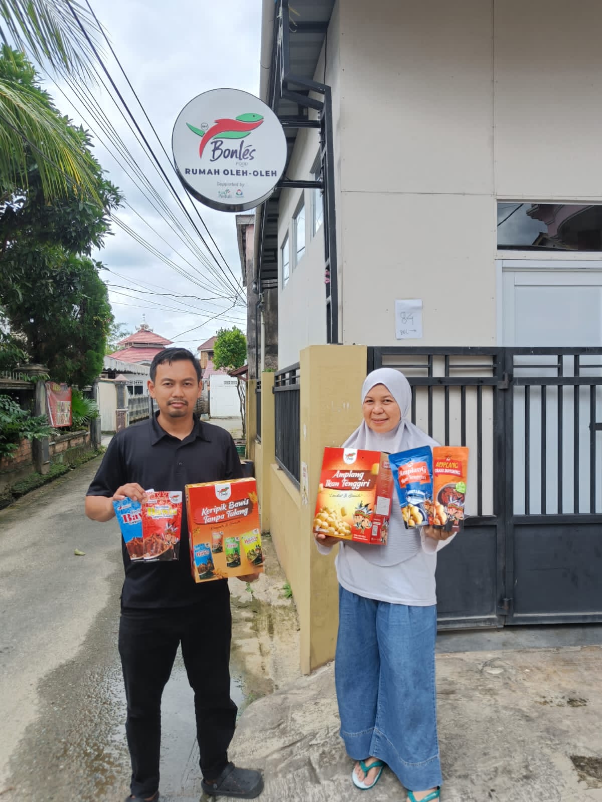 PASAR LUAS: Pasar perikanan menurut Santi masih luas. Dia kembangkan amplang dan keripik bawis sejak 2016.