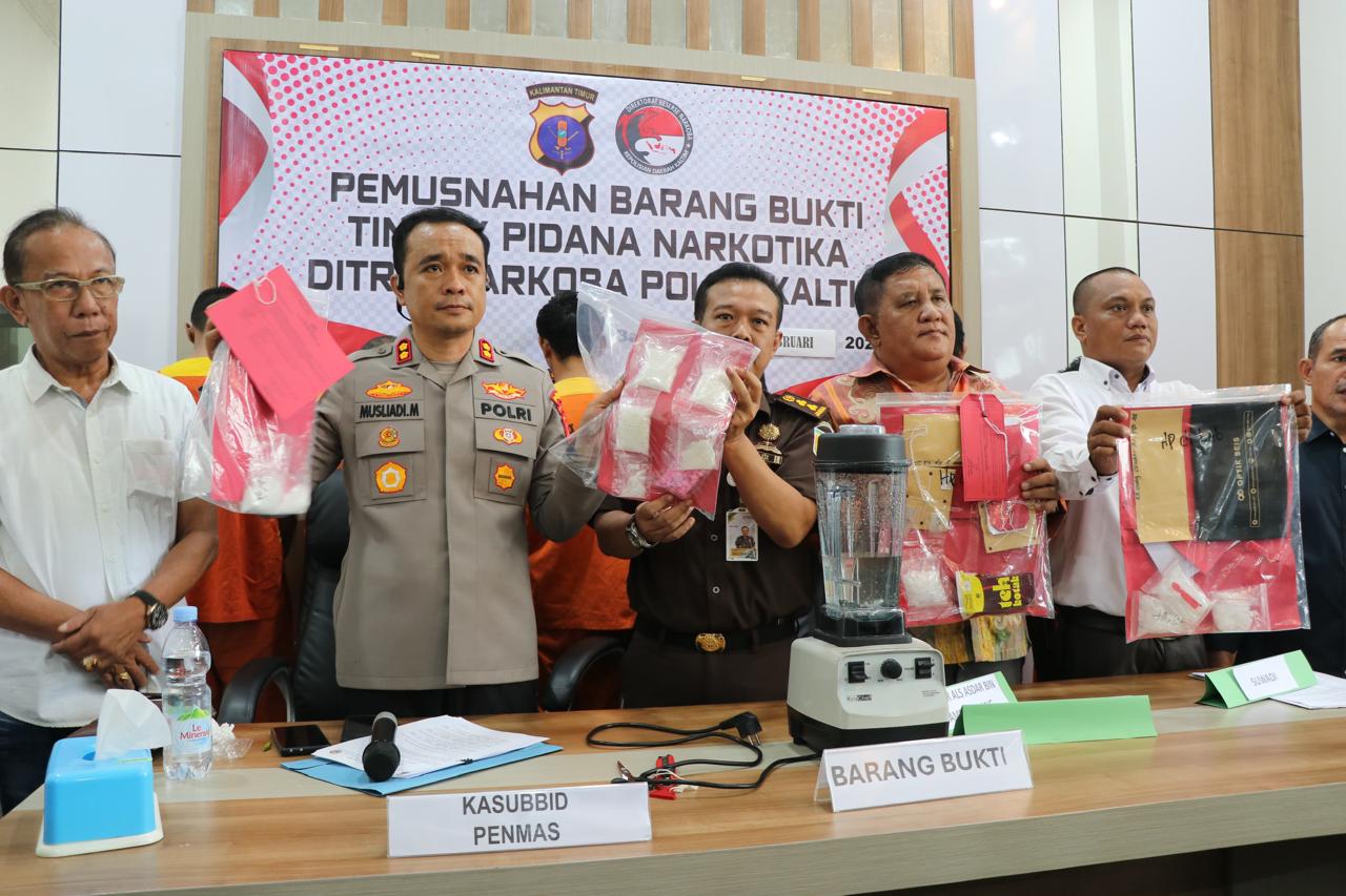 PEMUSNAHAN: Barang bukti sabu-sabu dan ekstasi dimusnahkan penyidik Ditresnarkoba Polda Kaltim.
