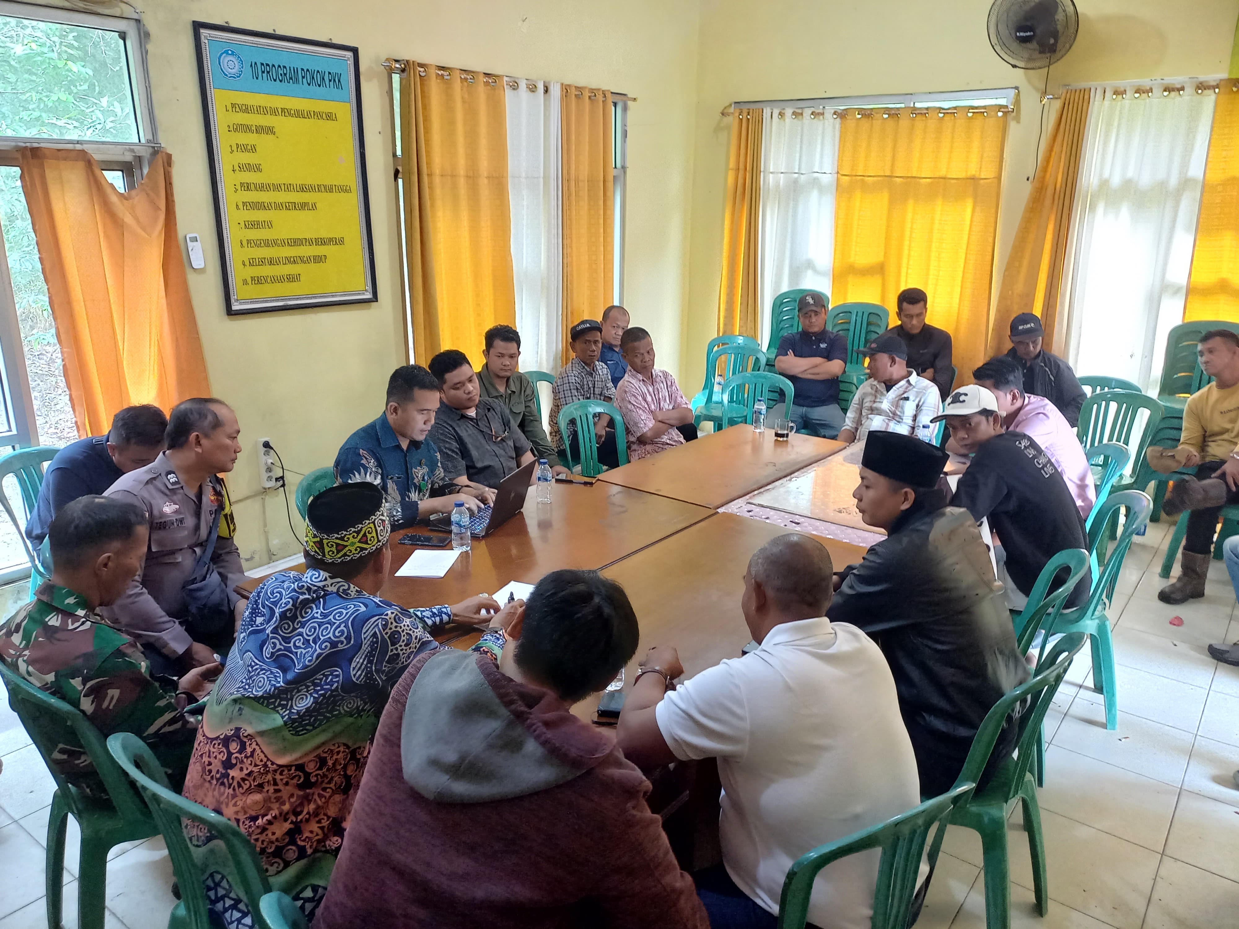 MEDIASI: Pemerintah Kelurahan Tanah Merah memanggil penambang dan warga sekitar tambang untuk membahas dampak sosial yang dialami warga.