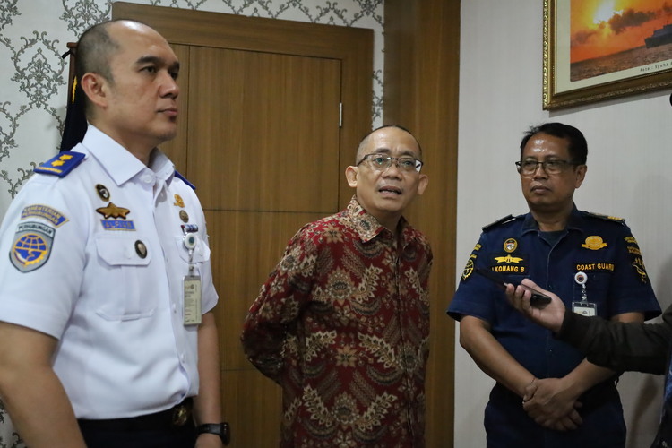 PERMUDAH PELAUT: Kasi Kesehatan Pelaut dan TPKP BKKP Ditjen Hubla Kemenhub Haryanto (tengah, baju batik) saat sosialisasi MCU Onsite Pelaut di Kantor KSOP Balikpapan, Rabu (5/2).