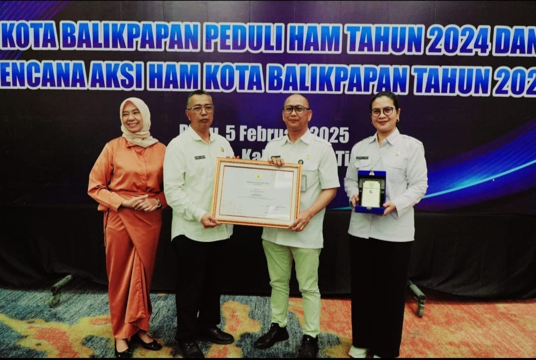 Balikpapan menerima penghargaan Terbaik I untuk pengelolaan data pelaporan RAN HAM 2024 dari Pemprov Kaltim.