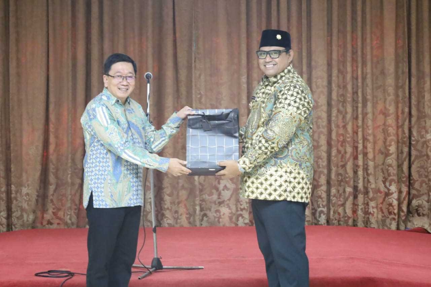 SERTIJAB: Pj Bupati PPU, Muhammad Zainal Arifin (kanan) yang menjabat sekretaris Ditjen PDASRH, Kemenhut, kepada penggantinya, di Gedung Manggala Wanabakti, Jakarta.