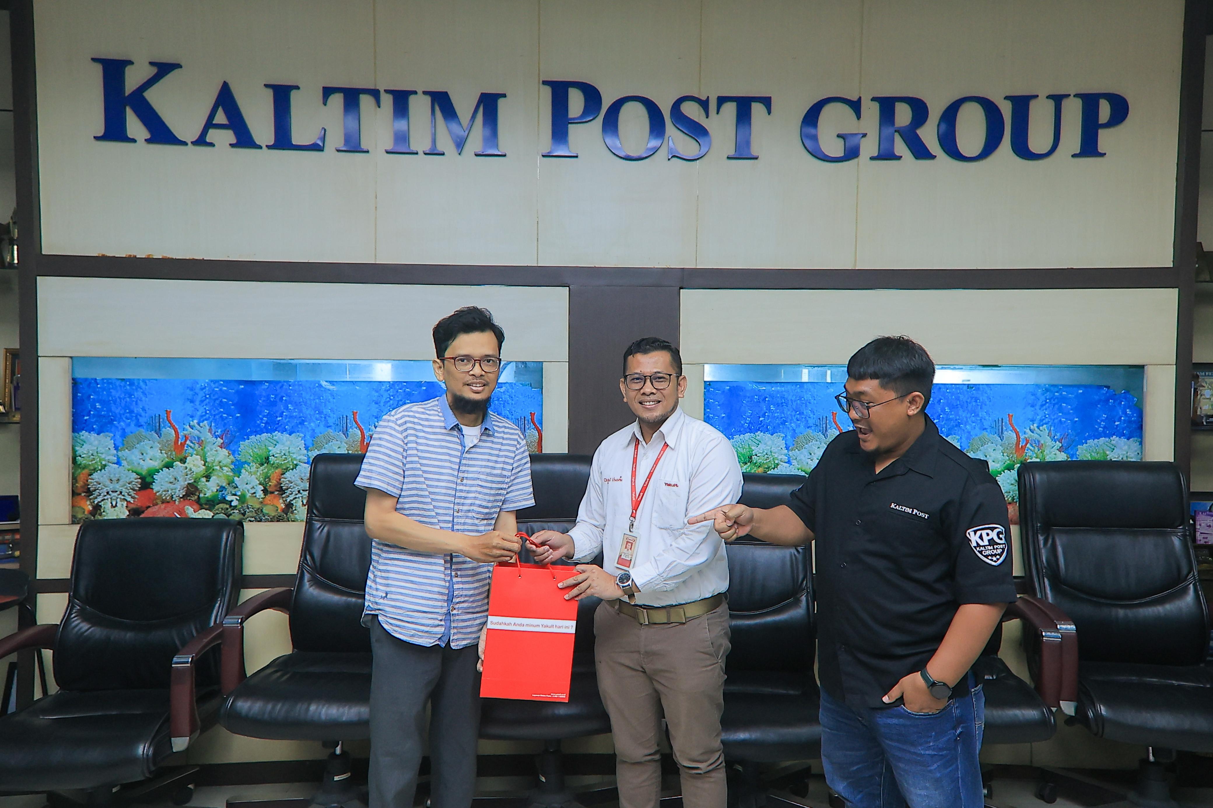 SILATURAHMI: Penanggung Jawab Yakult Cabang Balikpapan Rois Syaputra (tengah) berkunjung ke Gedung Biru Kaltim Post Balikpapan, kemarin (7/2).