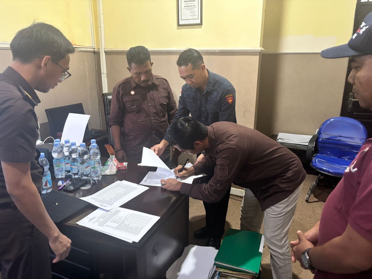 GELEDAH: Penyidik Kejati Kaltim menggeledah Kantor Camat Tenggarong Seberang, Kamis (6/2/2025).