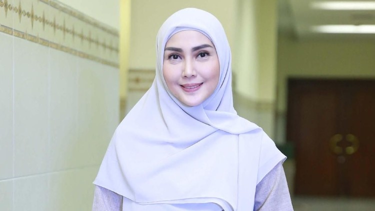Istri Arie Untung, Fenita Arie mengalami pneumonia.