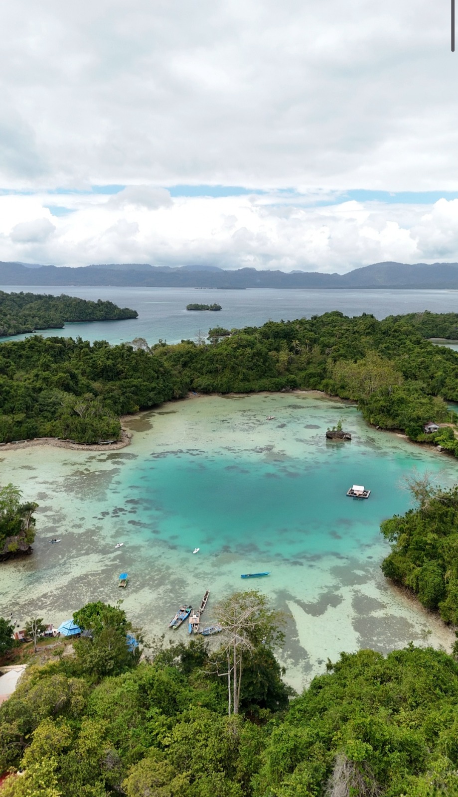 MENIKMATI KEINDAHAN: Danau Napabale di kaki bukit Desa Lohia, Kabupaten Muna, Sulawesi Tenggara, menjadi salah satu destinasi yang luar biasa.