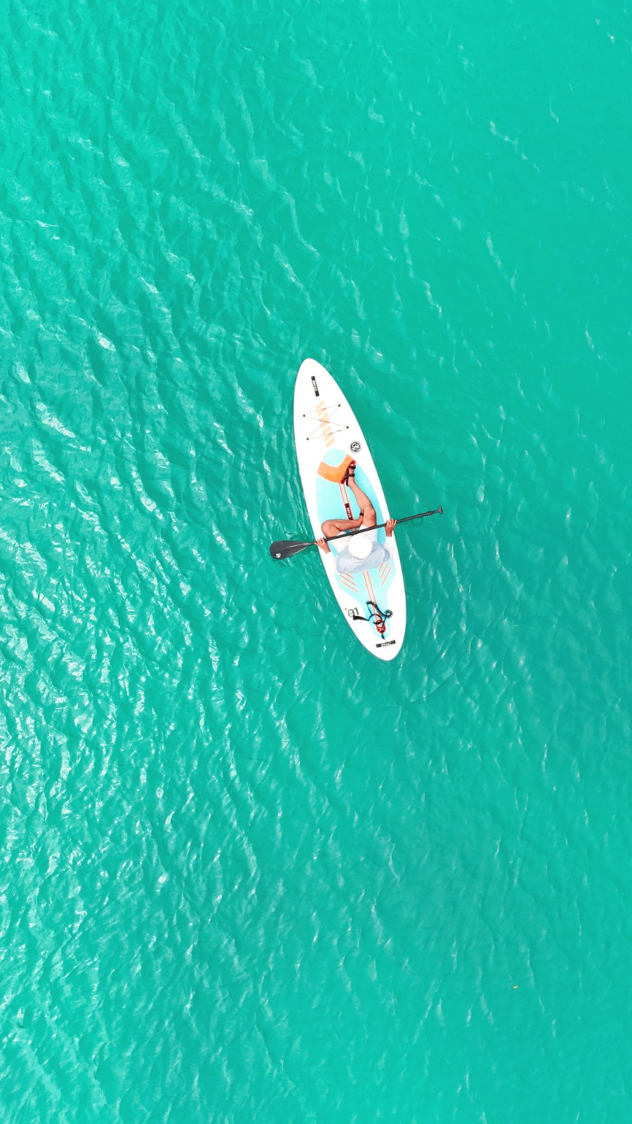 RASAKAN SENSASINYA: Bermain paddle menjadi salah satu wahanan permainan yang bisa dinikmati di Danau Napabale.