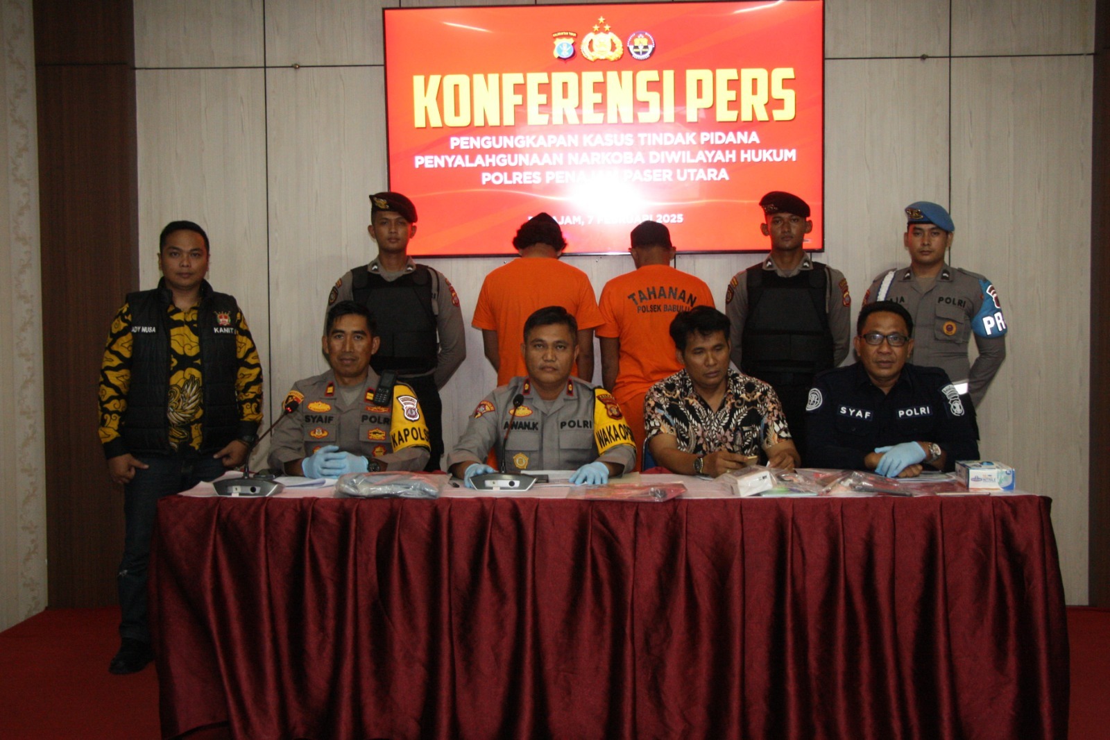 NARKOBA: Dua tersangka peredaran narkoba di wilayah hukum Polsek Babulu, Polres PPU, saat dihadirkan pada konferensi pers pengungkapan kasus penyalahgunaan narkotika di daerah ini.