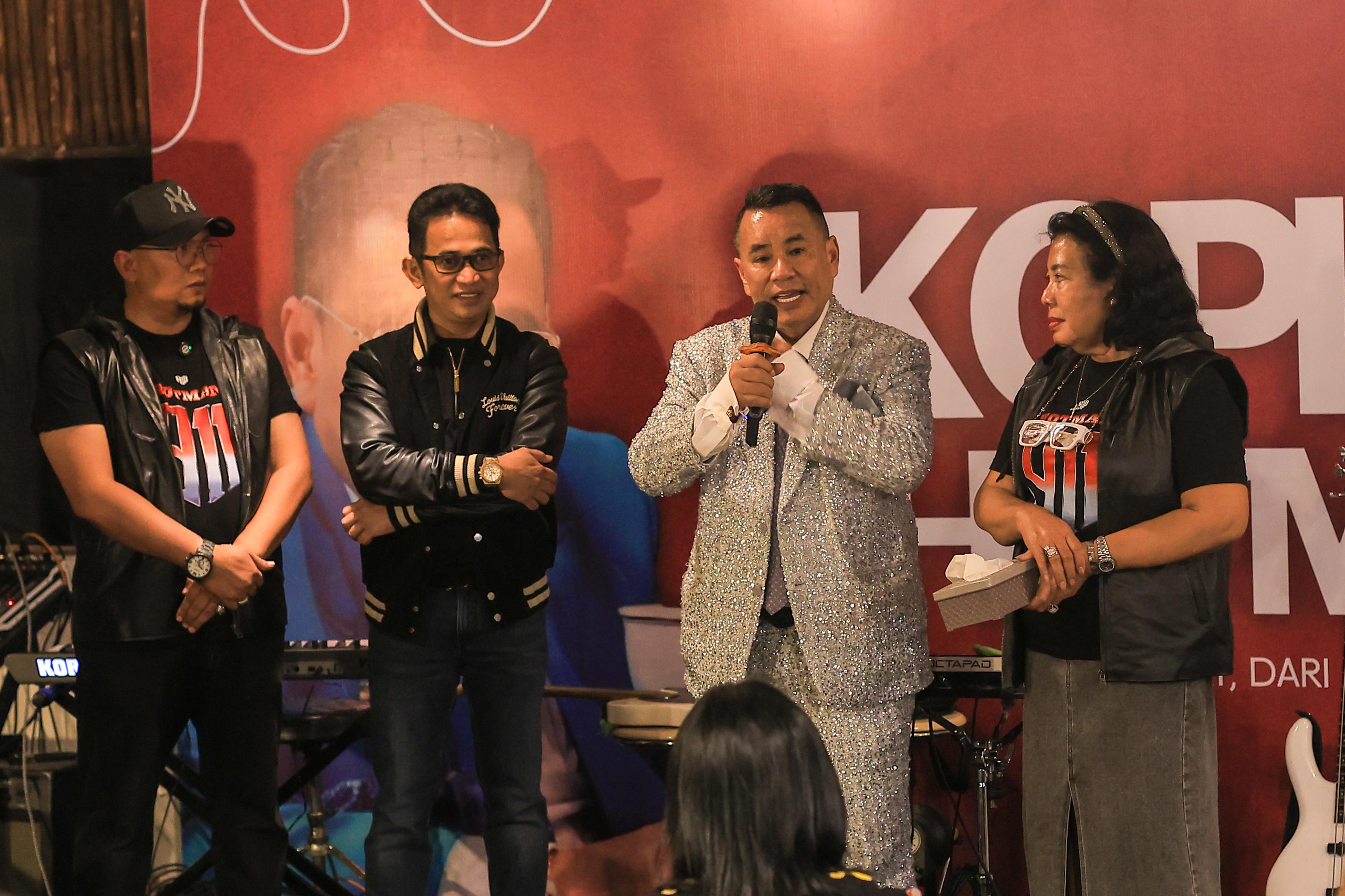 OPENING: Grand opening tempat Kopi Bang Hotman 911 sekaligus konsultasi hukum untuk masyarakat.