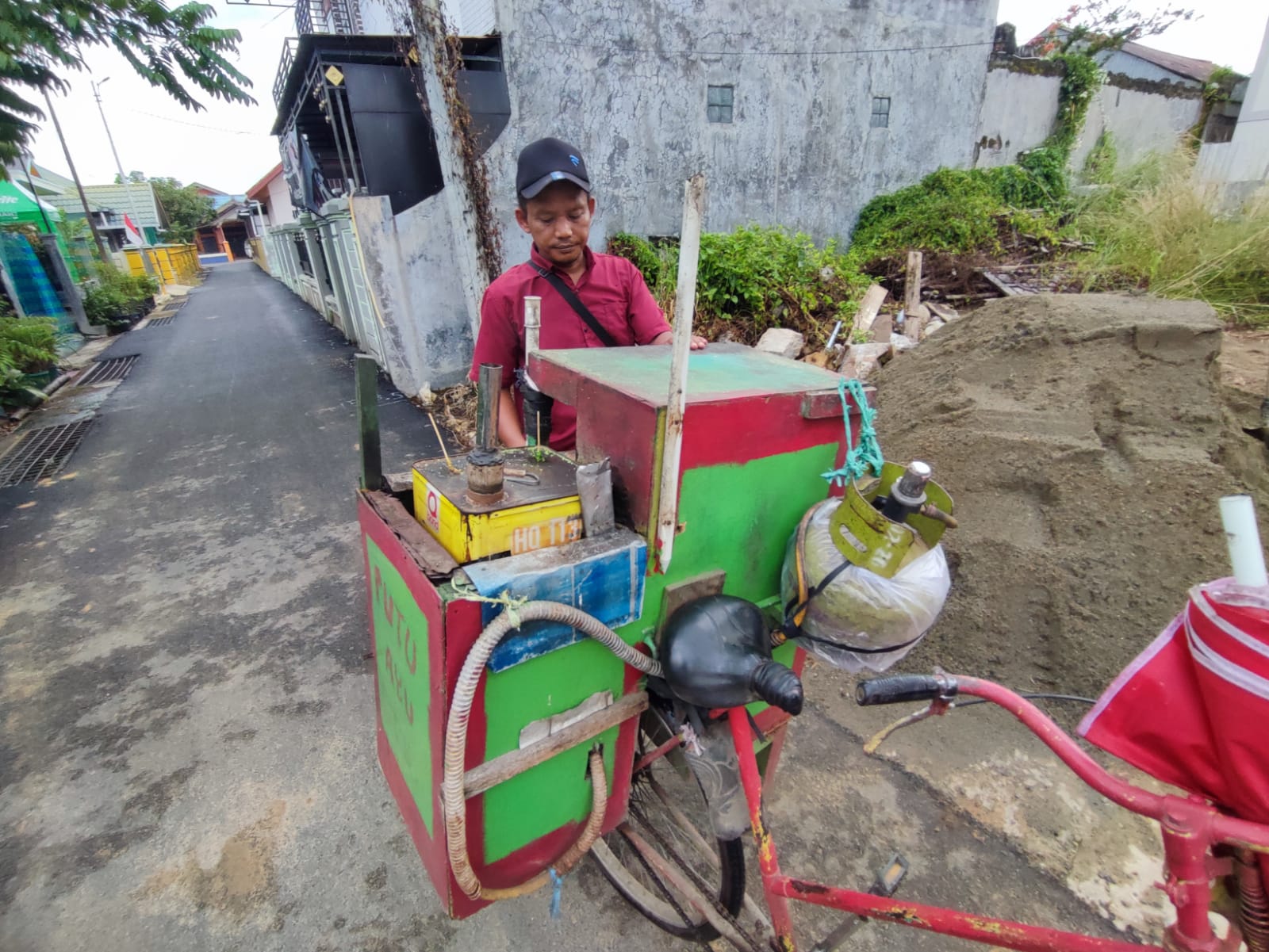 TERPAKSA: Pedagang kaki lima di Paser mayoritas masih kesulitan membeli elpiji 3 kg di pangkalan dan hanya di eceran.