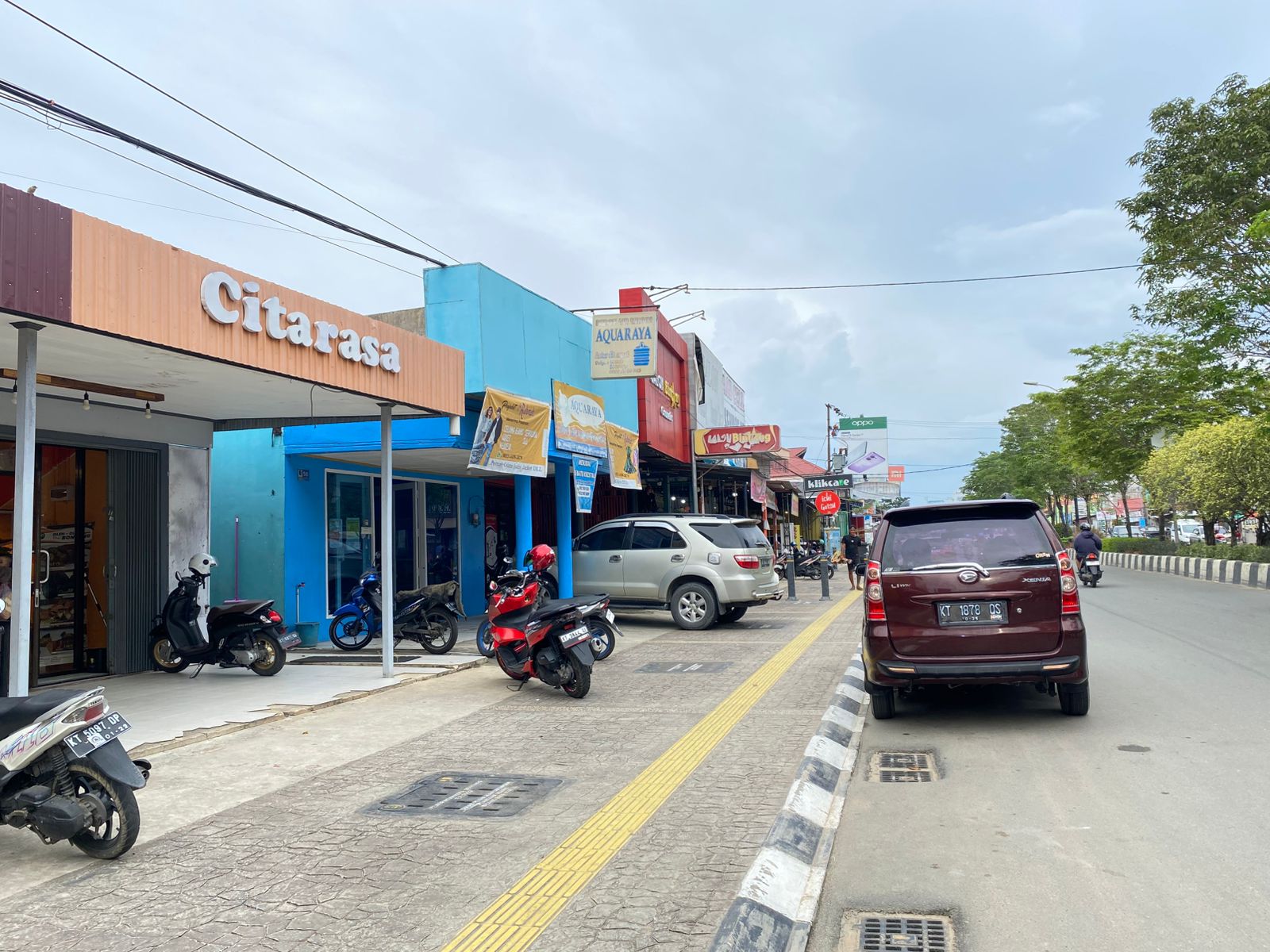 MASIH MARAK: Kendaraan masih terpantau parkir di atas trotoar yang tidak diperkenankan sesuai perda Bontang, Dishub pun memiliki opsi untuk penanganannya.