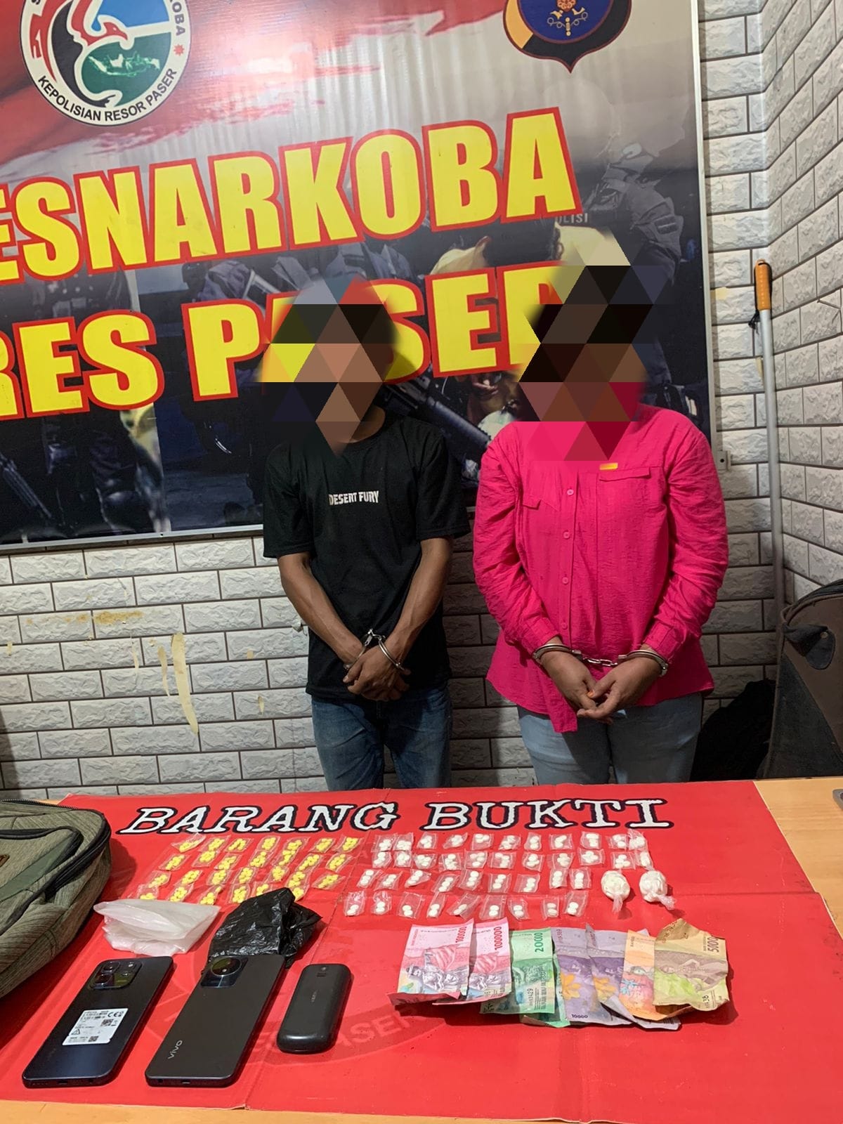 PENGEDAR: Dua tersangka saat diamankan polisi sebelum mengedarkan obar keras di Paser di awal Februari 2025 ini.