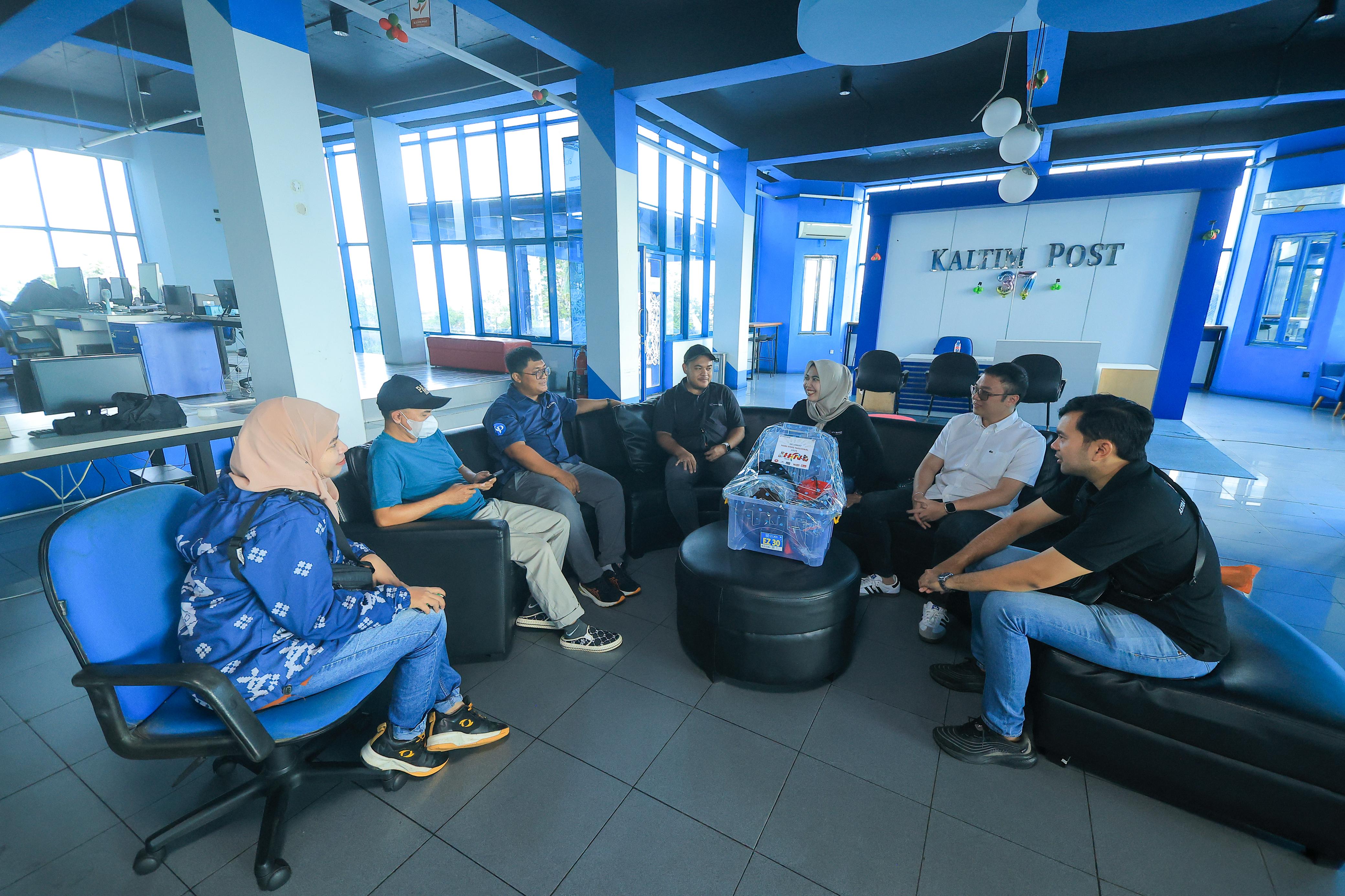 HANGAT: Rombongan main dealer Astra Motor Kaltim 1 menyambangi Gedung Biru Kaltim Post Balikpapan, Senin (10/2).