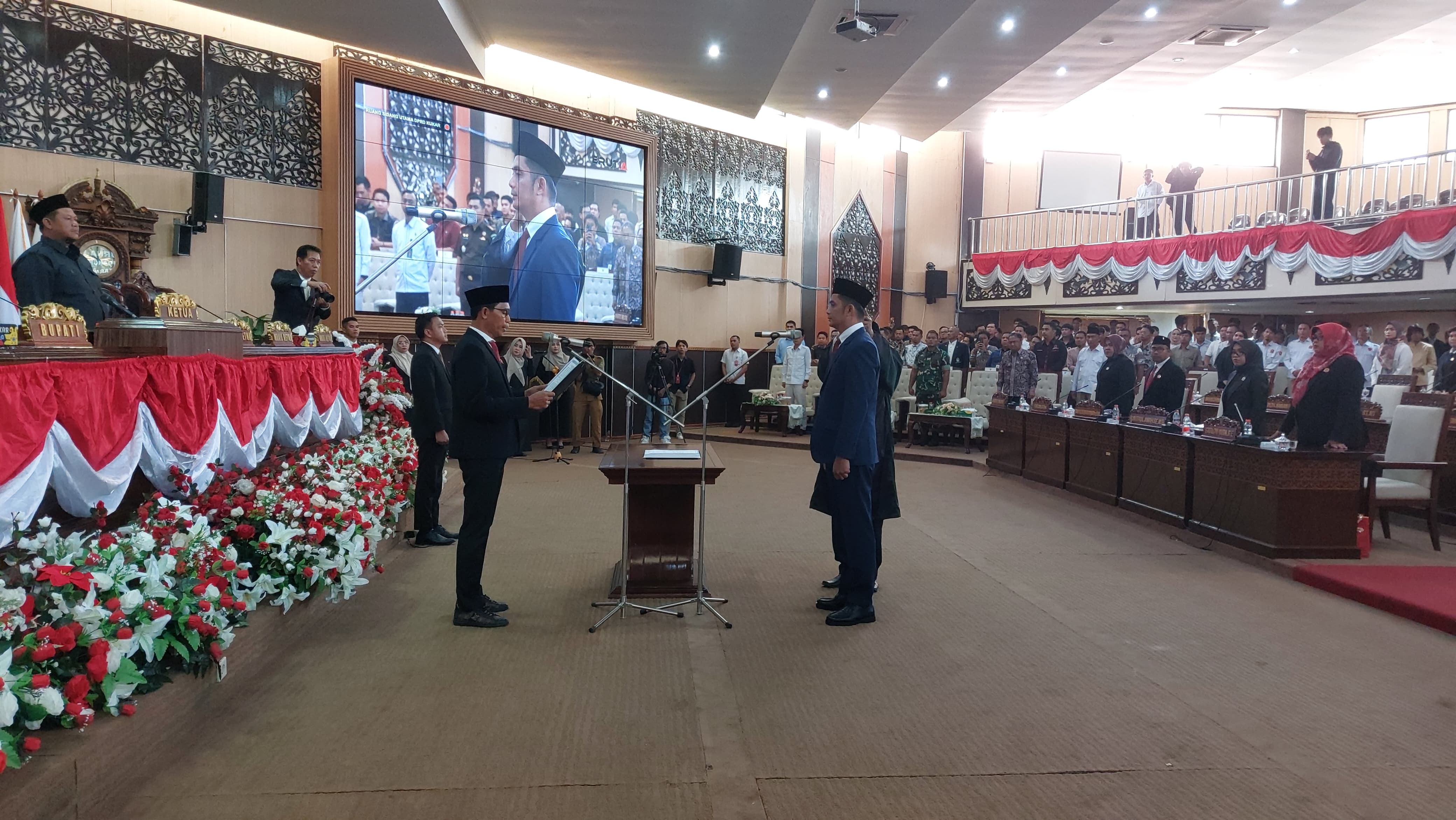DILANTIK: Hendra kini resmu menduduki kursi legislatif Kukar menggantikan Alif Turiadi.