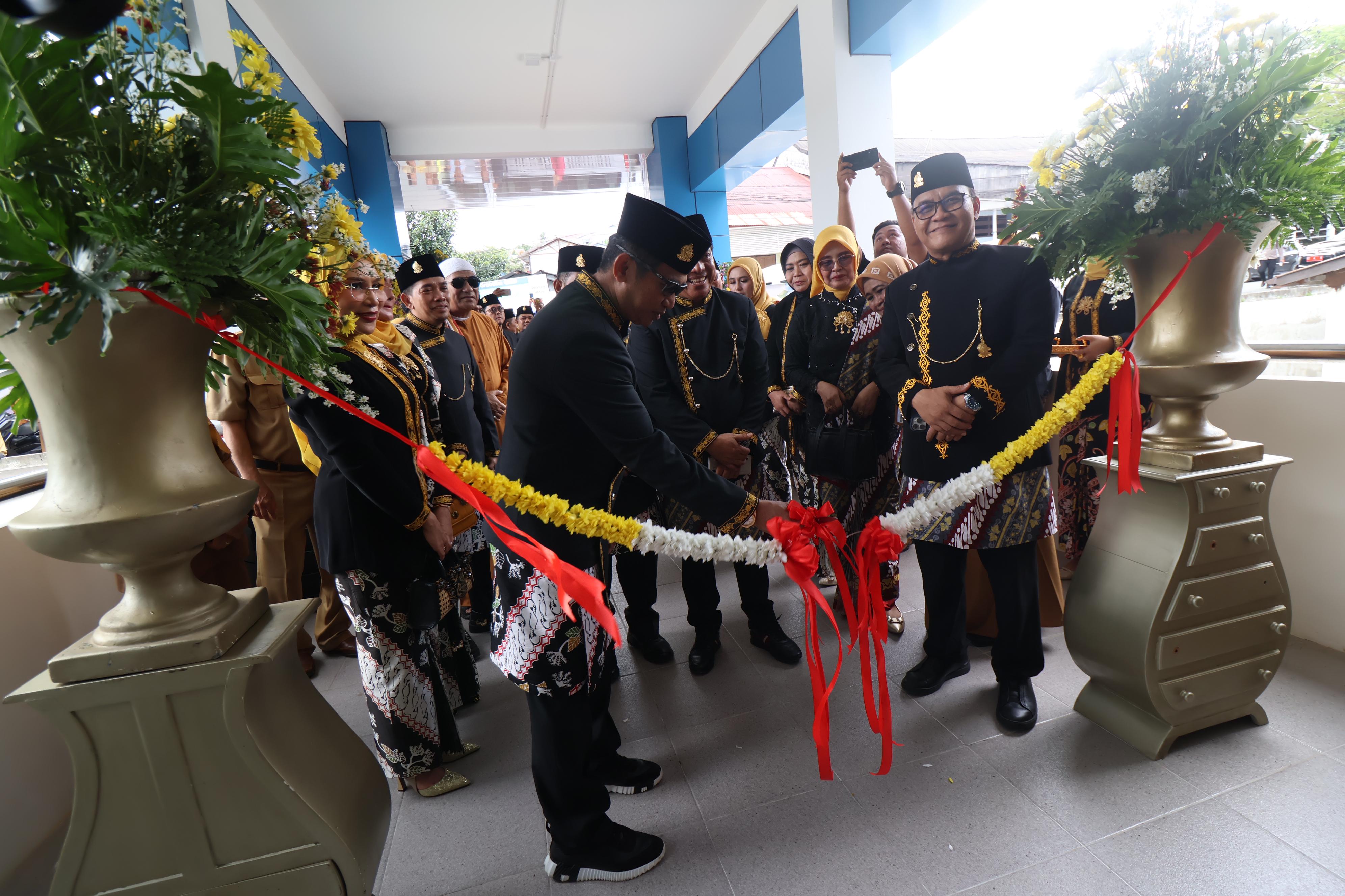 Wali Kota Balikpapan simbolis meresmikan SMP 27 Balikpapan. (Foto: Anggoro Praditho/KP)