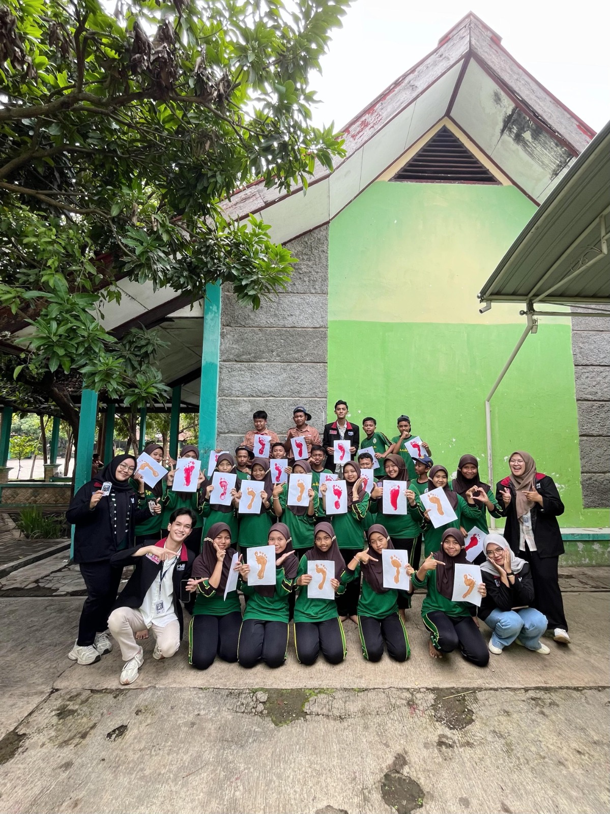 BAKTI MASYARAKAT: Mahasiswa UMM memberi penyuluhan kepada pelajar SMP Negeri 2 Grati, Pasuruan terkait flatfoot dan skoliosis.