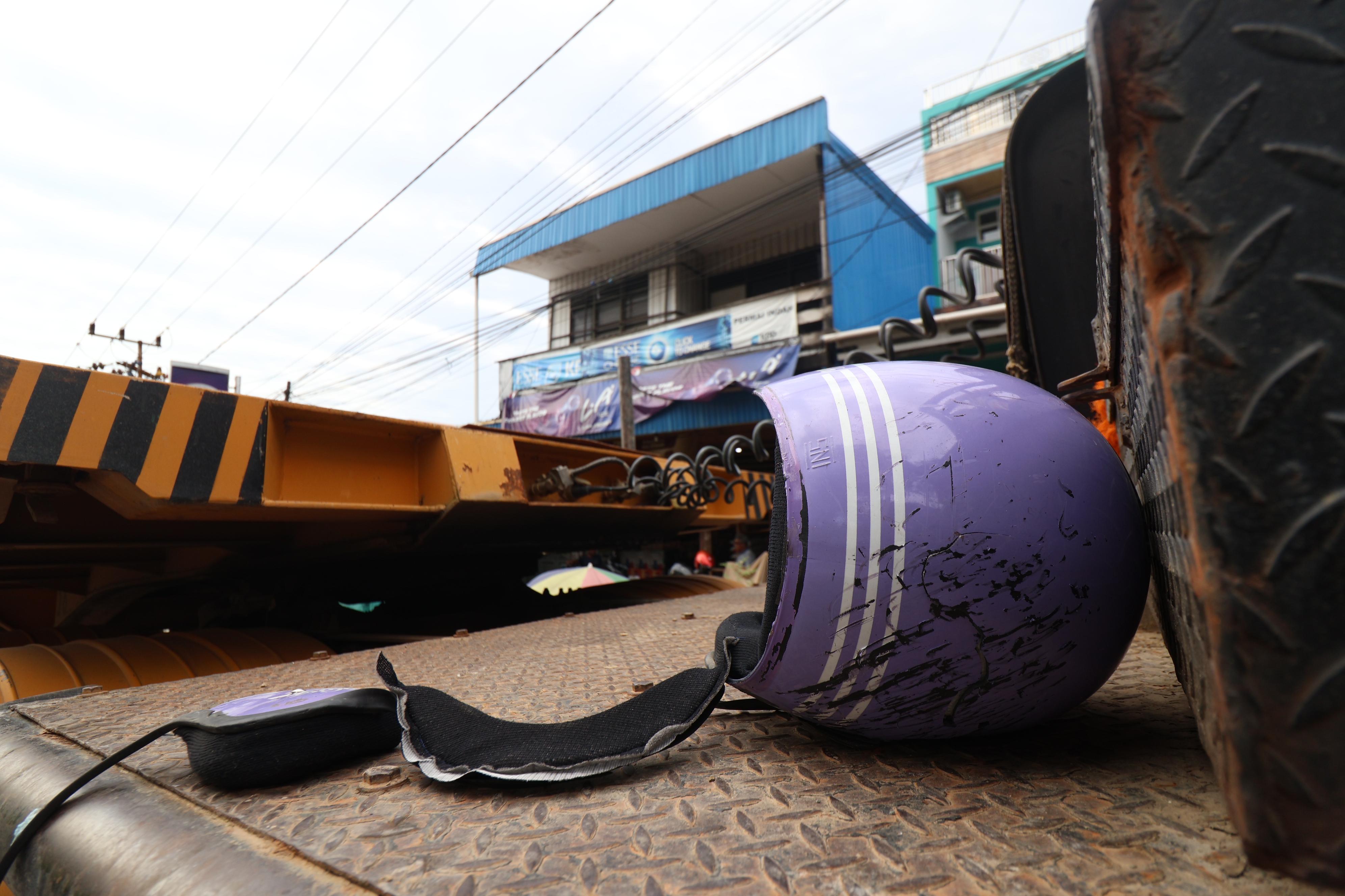 Helm korban kecelakaan di Simpang Muara Rapak. (Foto: Anggi/KP)