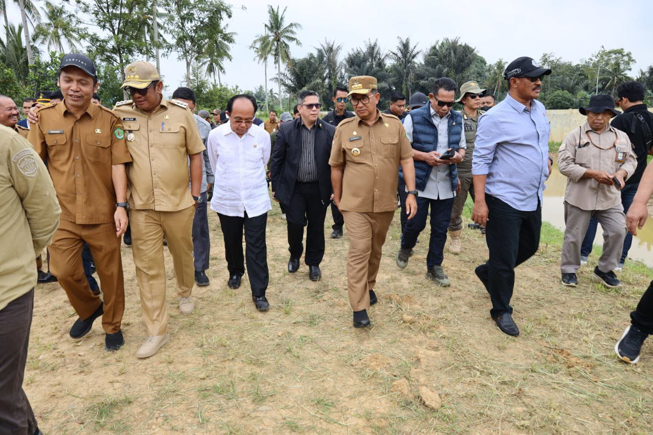 TINJAU: Pj Gubernur Kaltim Akmal Malik dan Anggota DPDRI Andi Sofyan Hasdam didampingi Wali Kota Bontang Basri Rase melakukan peninjauan turap Sungai Telihan.