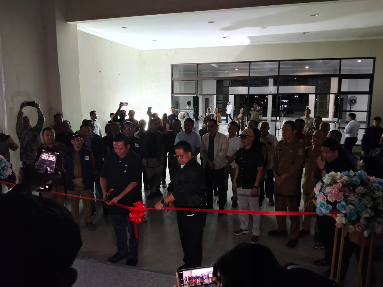 MEGAH LAGI: Pj Gubernur Kaltim meresmikan rehabilitasi tahap awal Stadion Palaran, Senin (10/2/2025) Malam. (FOTO: BAYU)