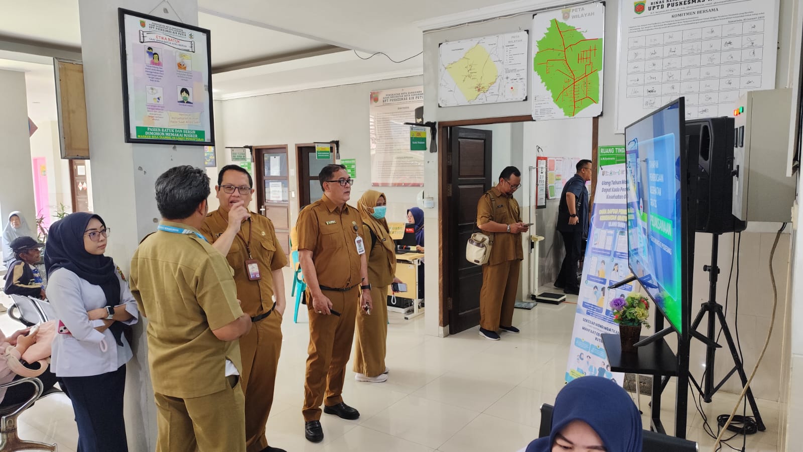 PASTIKAN SIAP: Suasana persiapan Kick Off pelaksanaan CKG di Puskesmas Air Putih kecamatan Samarinda Ulu, Senin (10/2). (FOTO: DENNY SAPUTRA)