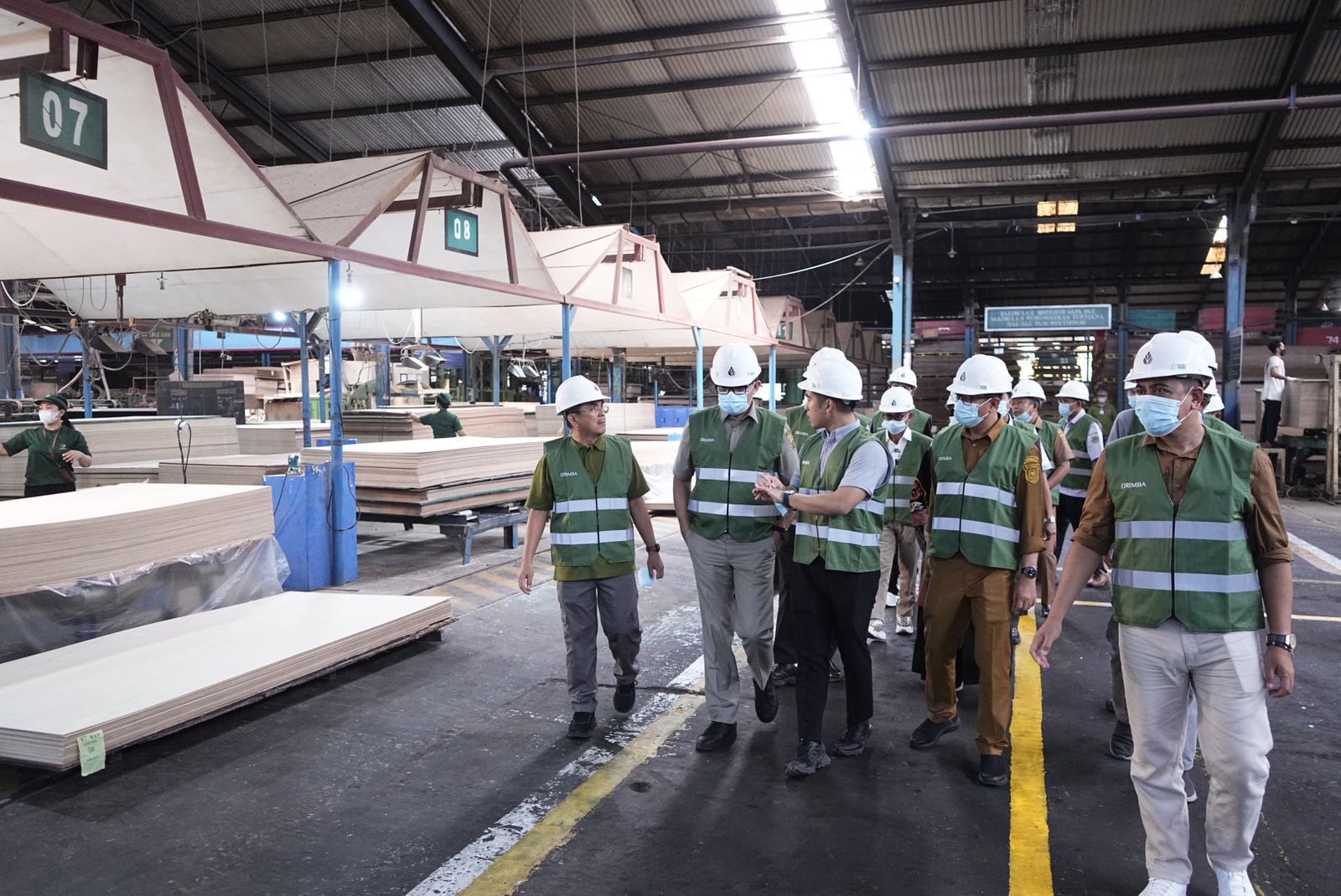 VISIT: Wali Kota Samarinda Andi Harun melakukan visit ke perusahaan kayu di Samarinda. (FOTO/IST)