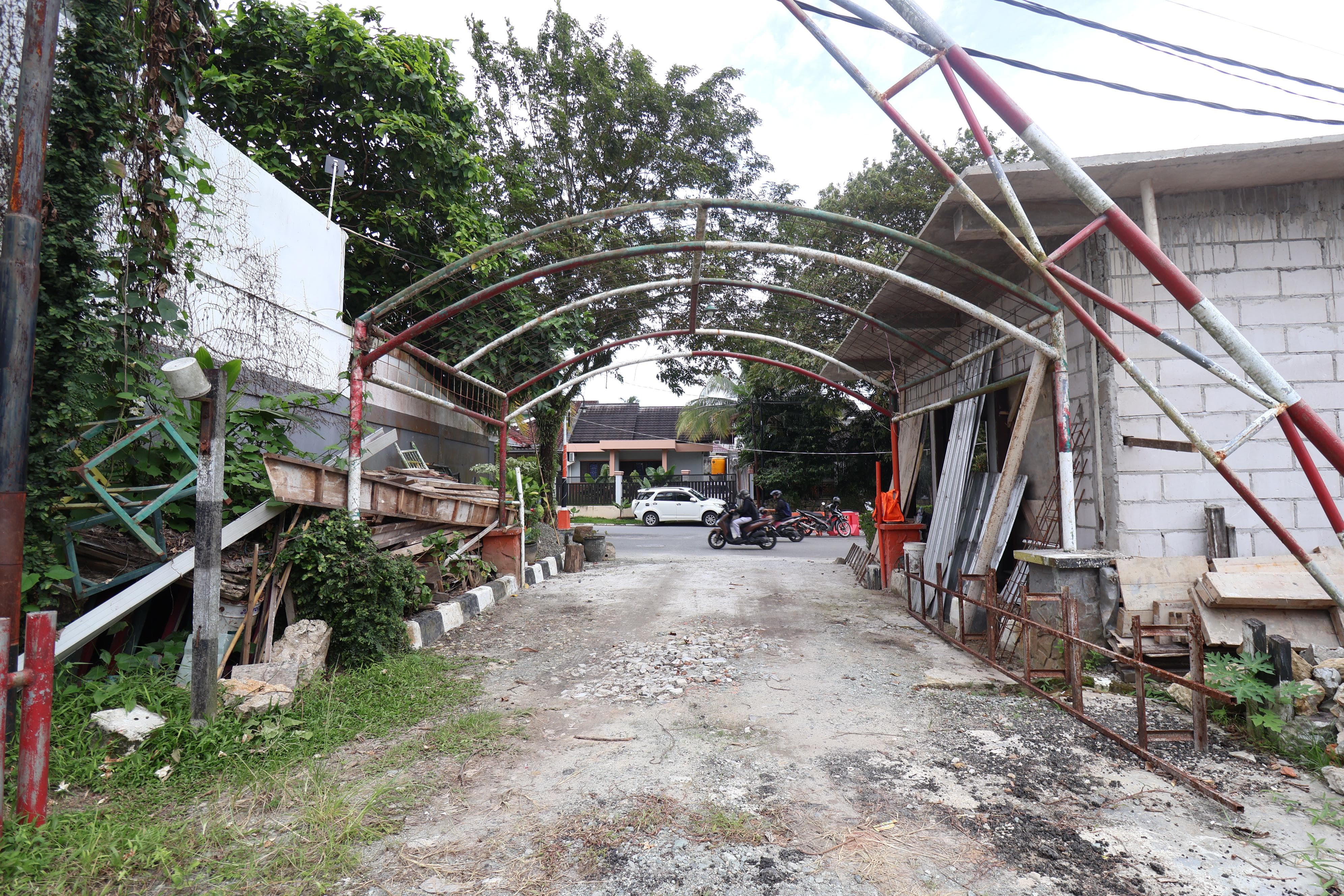 BELUM BERFUNGSI PENUH: Jalan Praja Bhakti yang baka berfungsi sebagai jalan alternatif juga membutuhkan peningkatan jalan dari Dinas Pekerjaan Umum.