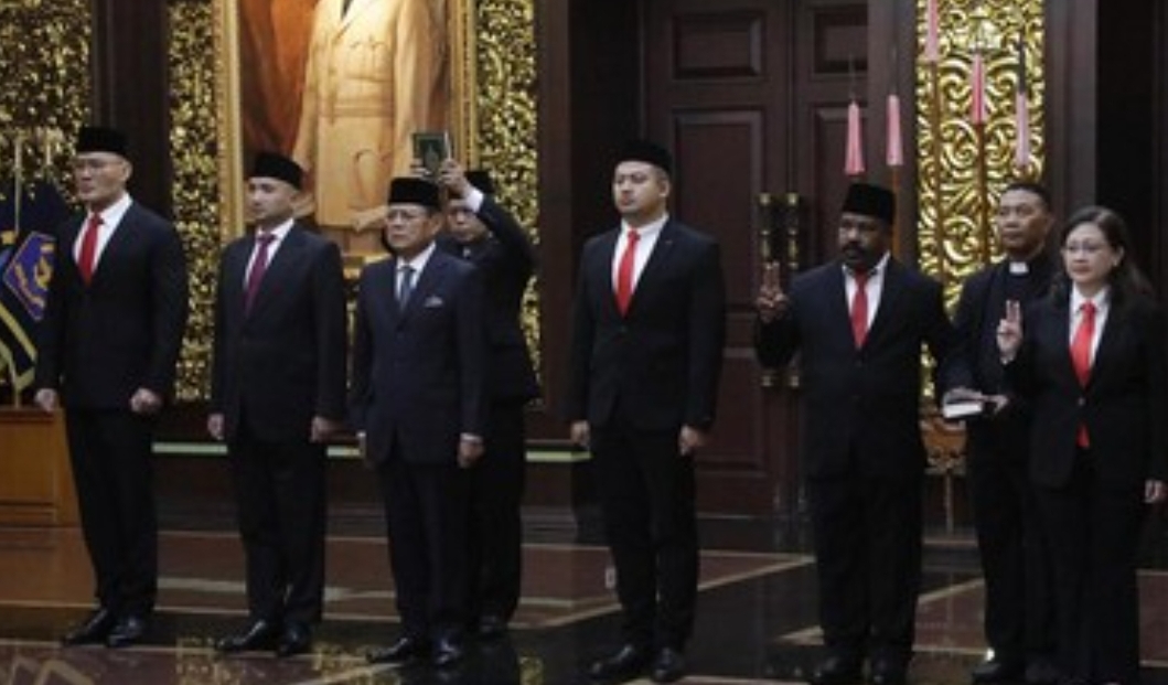 RESMI: Pelantikan Deddy Corbuzier menjadi staf khusus Kemenhan bersama lima lainnya pada Senin 11 Februari 2025. (FOTO: TANGKAPAN LAYAR)