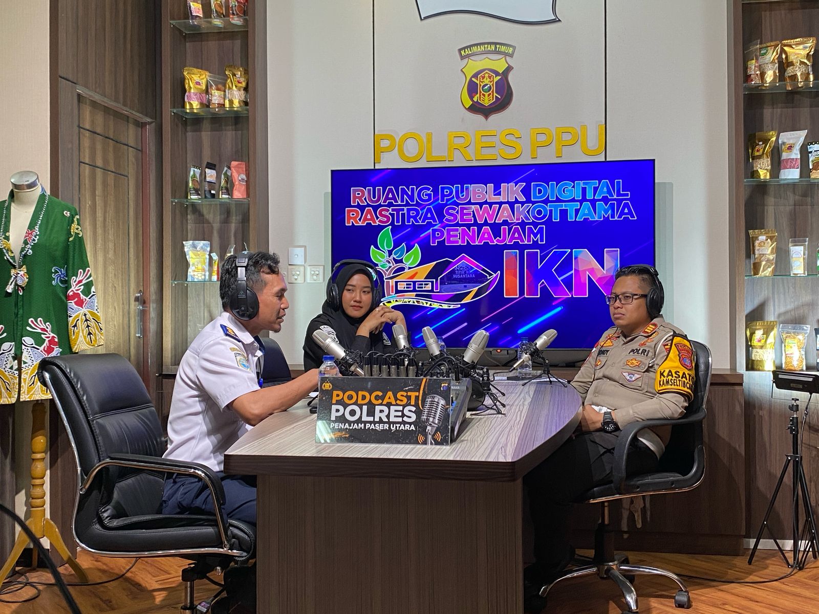 PODCAST: Kepala Bidang Pengembangan dan Keselamatan, Dishub PPU, Habibi Ibrahim (kiri) dan Kasat Lantas Polres PPU, AKP Rhondy Hermawan dalam podcast bahas program keselamatan berlalu lintas.