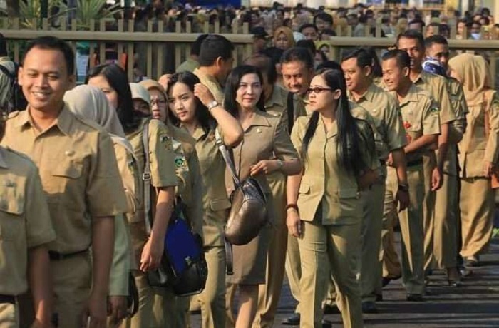 Ilustrasi PNS ceria karena tunjangan dan gaji cair 1 April 2025.