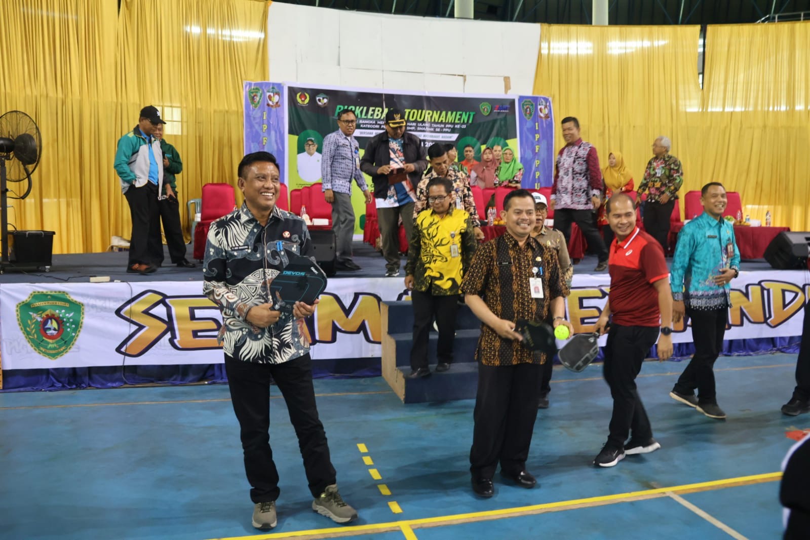 RESMI DIMULAI: H Tohar secara simbolis membuka Pickleball Tournament.