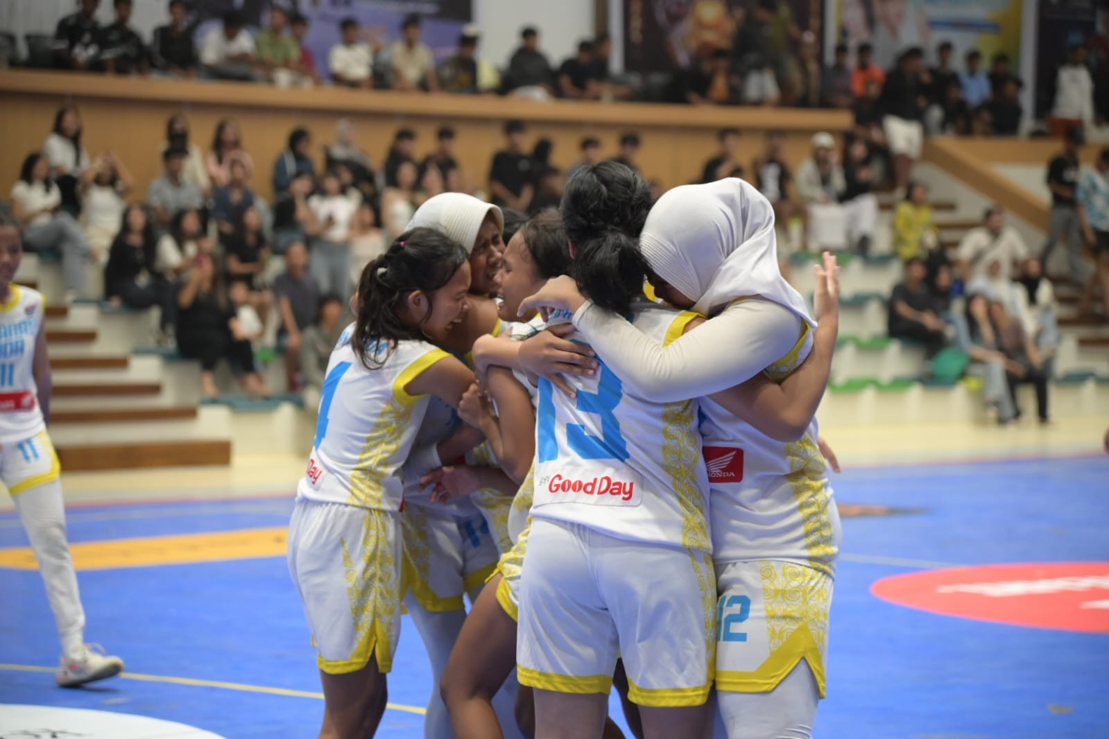 Tim putri SMAN 16 Samarinda merayakan kemenangan mereka atas SMAN 4 Samarinda.