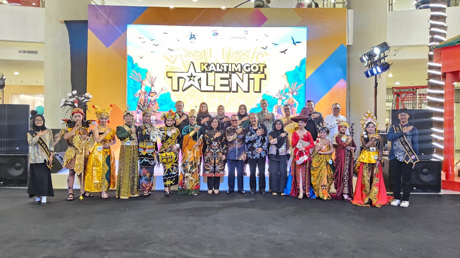 MEMBUDANYAKAN: Dekan FIB Unmul Prof Bahri Arifin (delapan kanan) bersama instansi terkait ikut rangkaian dialog budaya Prodi Tari FIB Unmul dalam ajang Kaltim Got Talent.