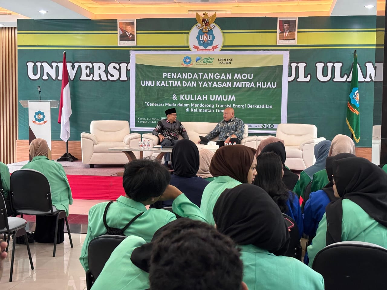 PEMBAHASAN: Dicky Edwin Hindarto (kanan) didampingi Wakil Rektor UNU Kaltim Baequni berbincang mengenai green jobs di sela kegiatan kuliah umum, Kamis (13/2). (FOTO: IST)