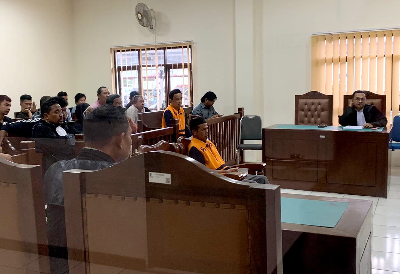 PASRAH: Terdakwa RH yang terseret kasus galian C ilegal di hotel tirta&nbsp; dituntut 2 tahun 6 bulan penjara dan denda Rp 100 juta di PN Balikpapan.