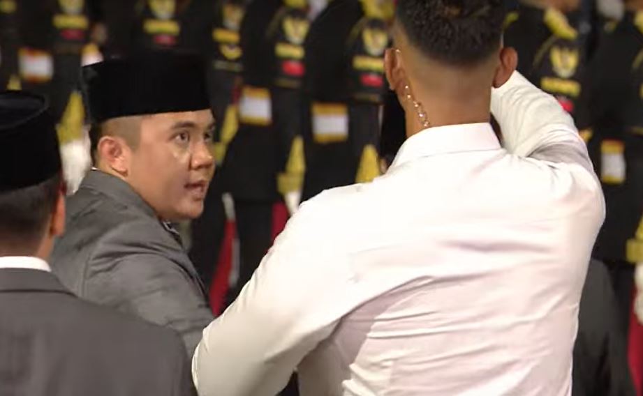 Seskab Teddy saat menegur paspampres yang memayungi Presiden Prabowo.