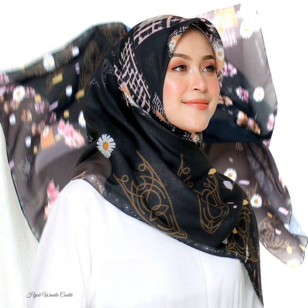 Scarf adalah aksesoris fashion yang bisa dipadukan dengan berbagai busana.