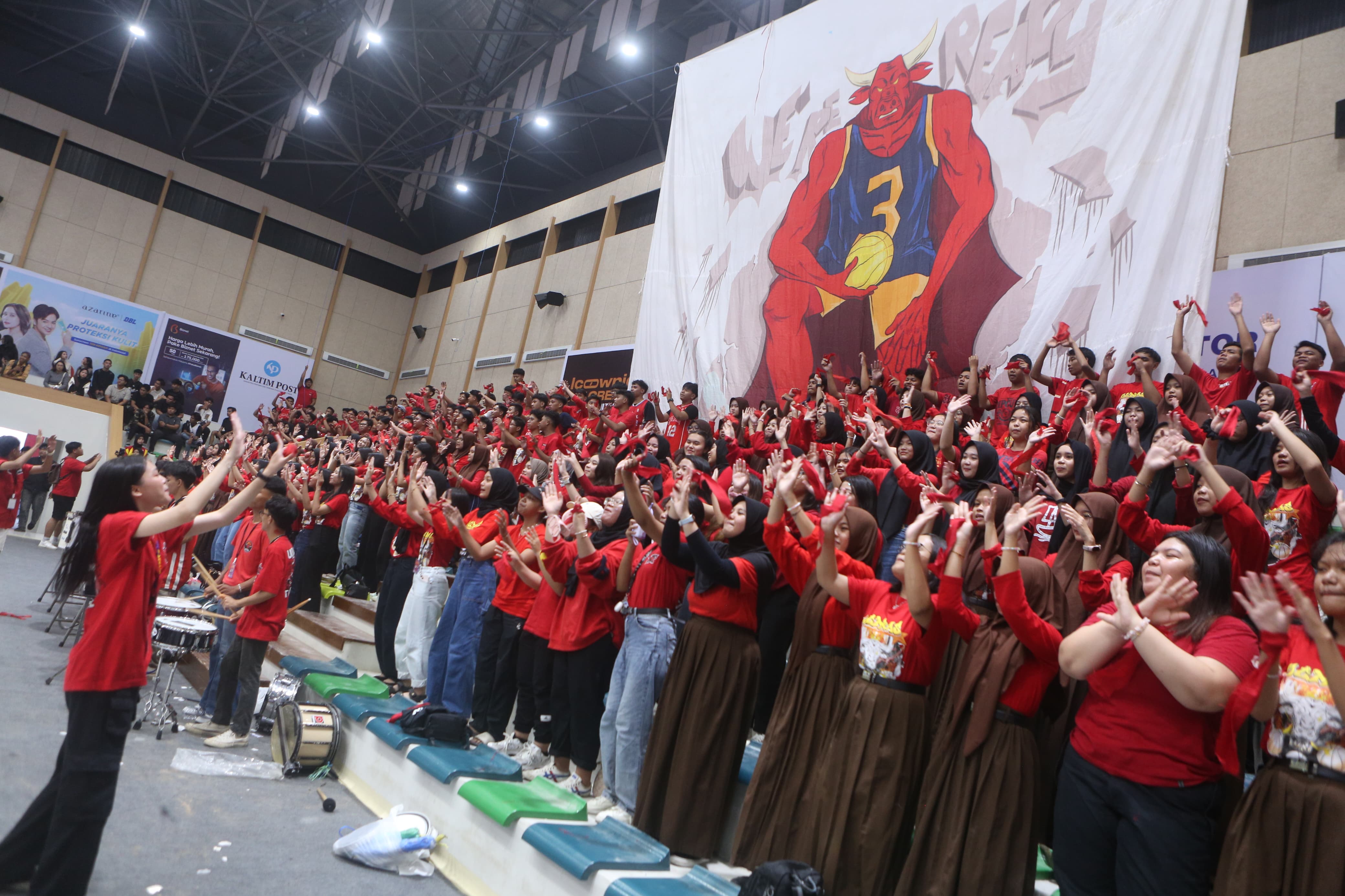MERAH: Loyalitas Ultras di Honda DBL with Kopi Good Day 2024-2025 East Kalimantan Series, yang berlangsung di GOR Segiri Samarinda, sudah tidak diragukan lagi.
