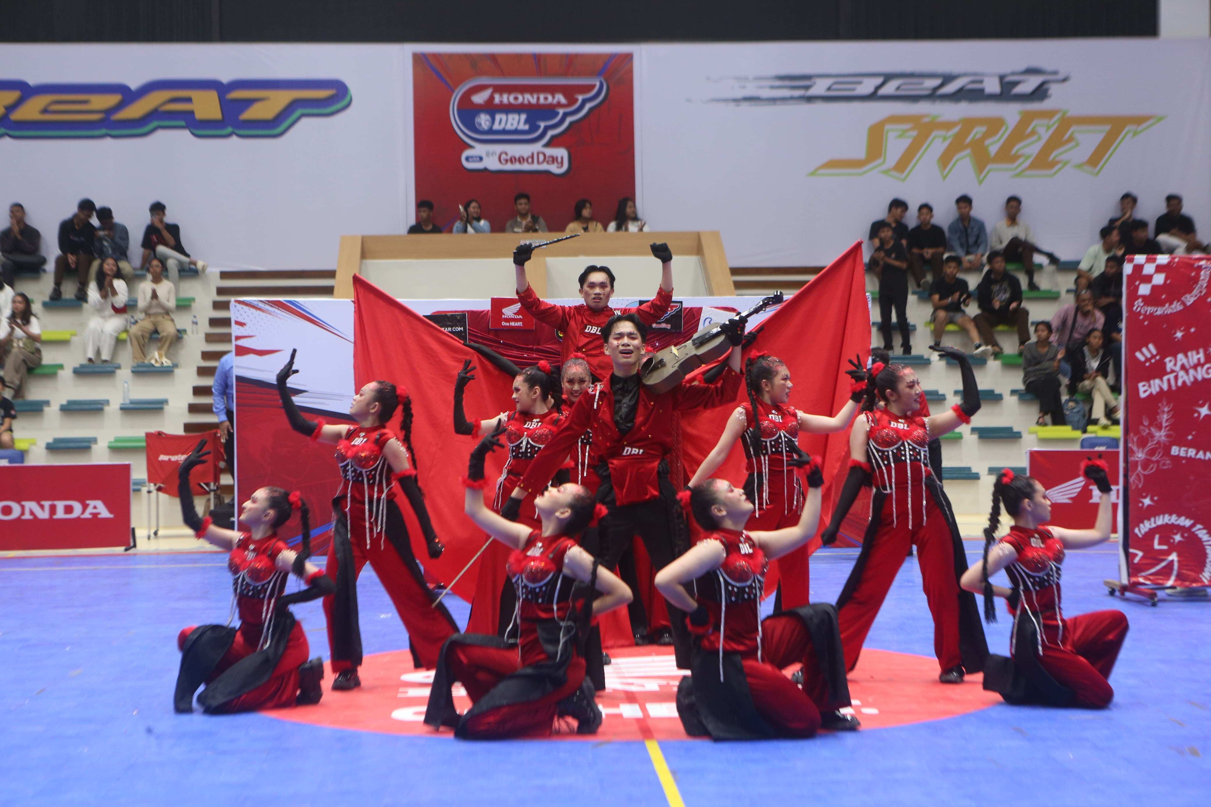 DANCE: Angel Wings, tim dance dari SMA WR Soepratman Samarinda menyajikan tarian yang lebih dari sekadar hiburan, sebuah kisah tentang perjuangan dan tekad.