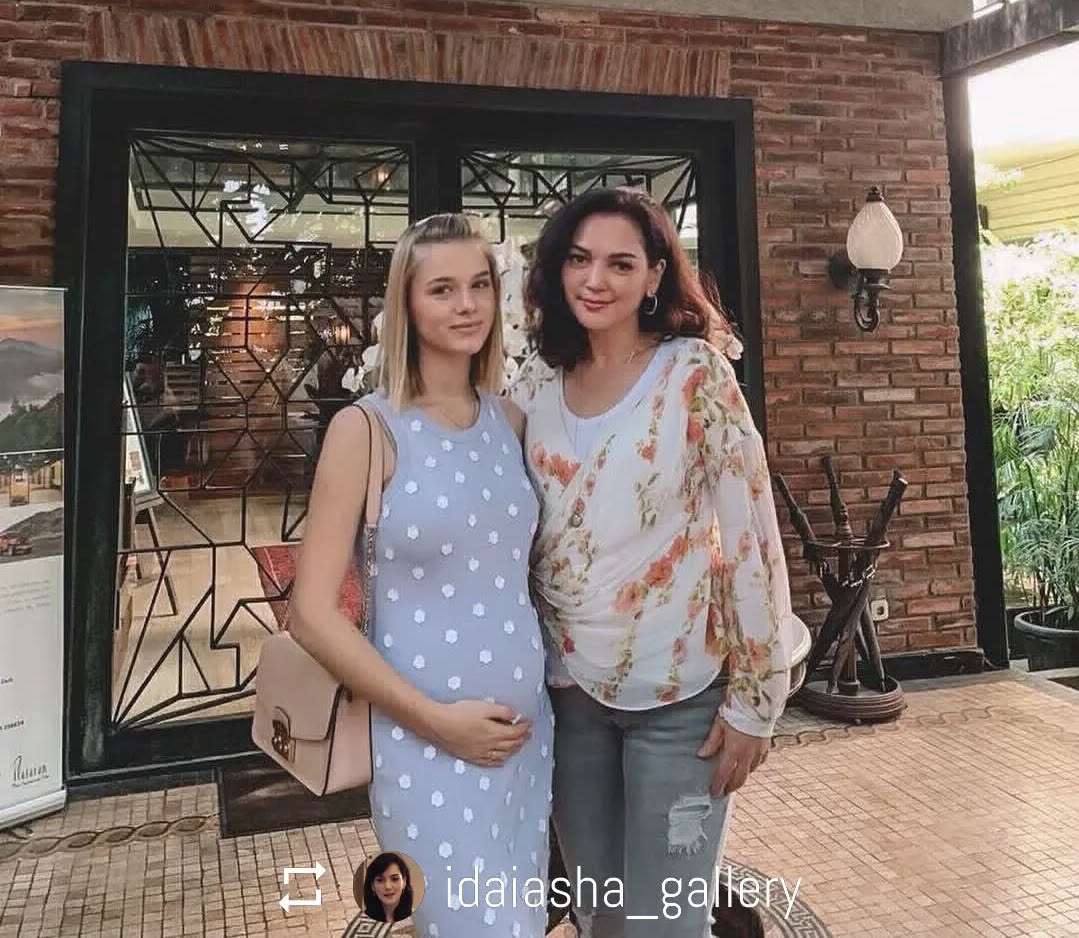 Ida Iasha (kanan) bersama kerabatnya dalam gambar yang sempat diunggah di akun Instagramnya @idaiasha_gallery.(Tangkapan Layar)