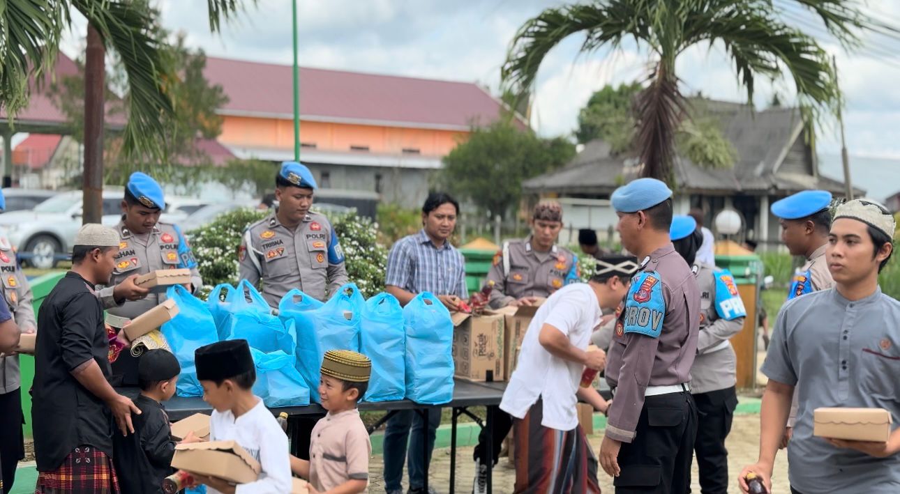 SOSIAL: Kegiatan sosial Jumat Berkah Sipropam Polres dilaksanakan di Masjid Baitul Rahim, Kampung Rejo Basuki, Kecamatan Barong Tongkok, Jumat (14/02/2025).