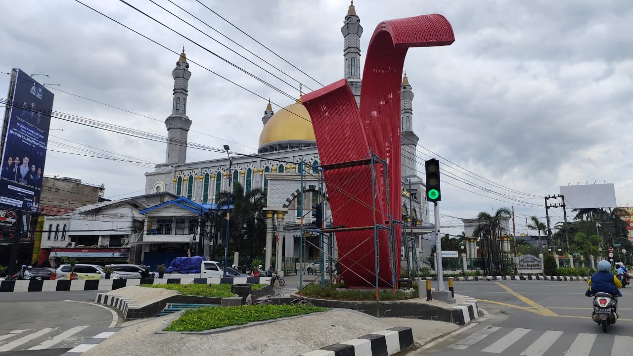 MASA PEMELIHARAAN: Tugu Pesut Mahakam di simpang Mall Lembuswana Kecamatan Samarinda Ulu kembali cerah setelah dilakukan pengecatan oleh kontraktor pelaksana, Jumat (14/2).