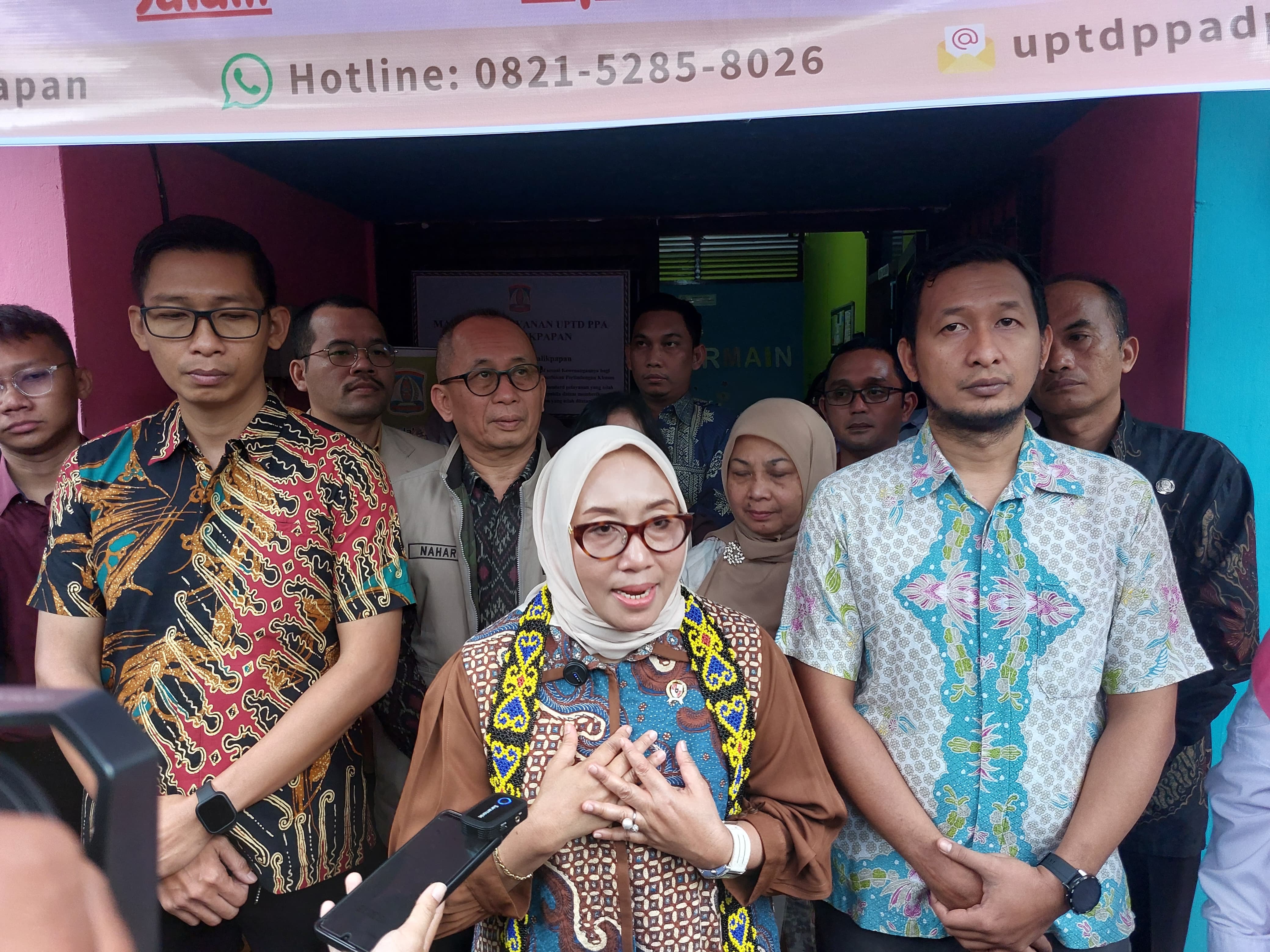 PENDAMPINGAN:  Menteri PPPA Arifah Fauzi saat mendampingi korban di UPT PPA DP3AKB Balikpapan.