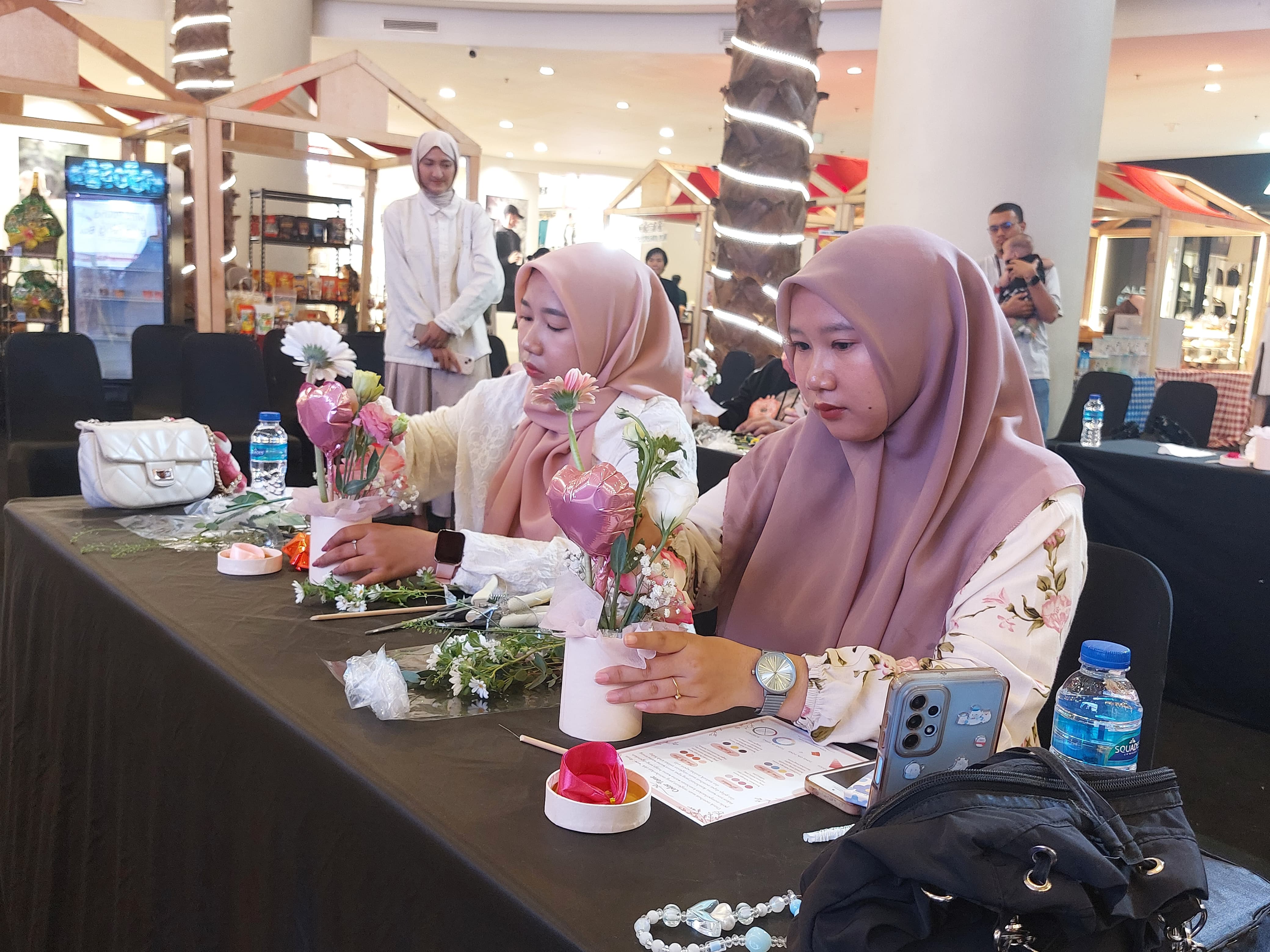 UNTUK YANG TERKASIH: Peserta workshop merangkai bunga dari Cara Florist berlangsung di atrium Pentacity Shopping Venue, Sabtu (15/2)