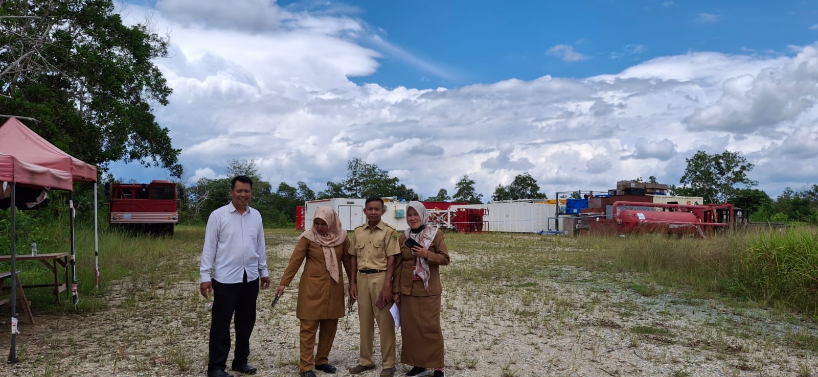 INSPEKSI: Pejabat DPMPTSP PPU saat melakukan inspeksi lapangan ke pelabuhan yang dilaporkan oleh DPC LAKI dengan dugaan beroperasi secara ilegal.