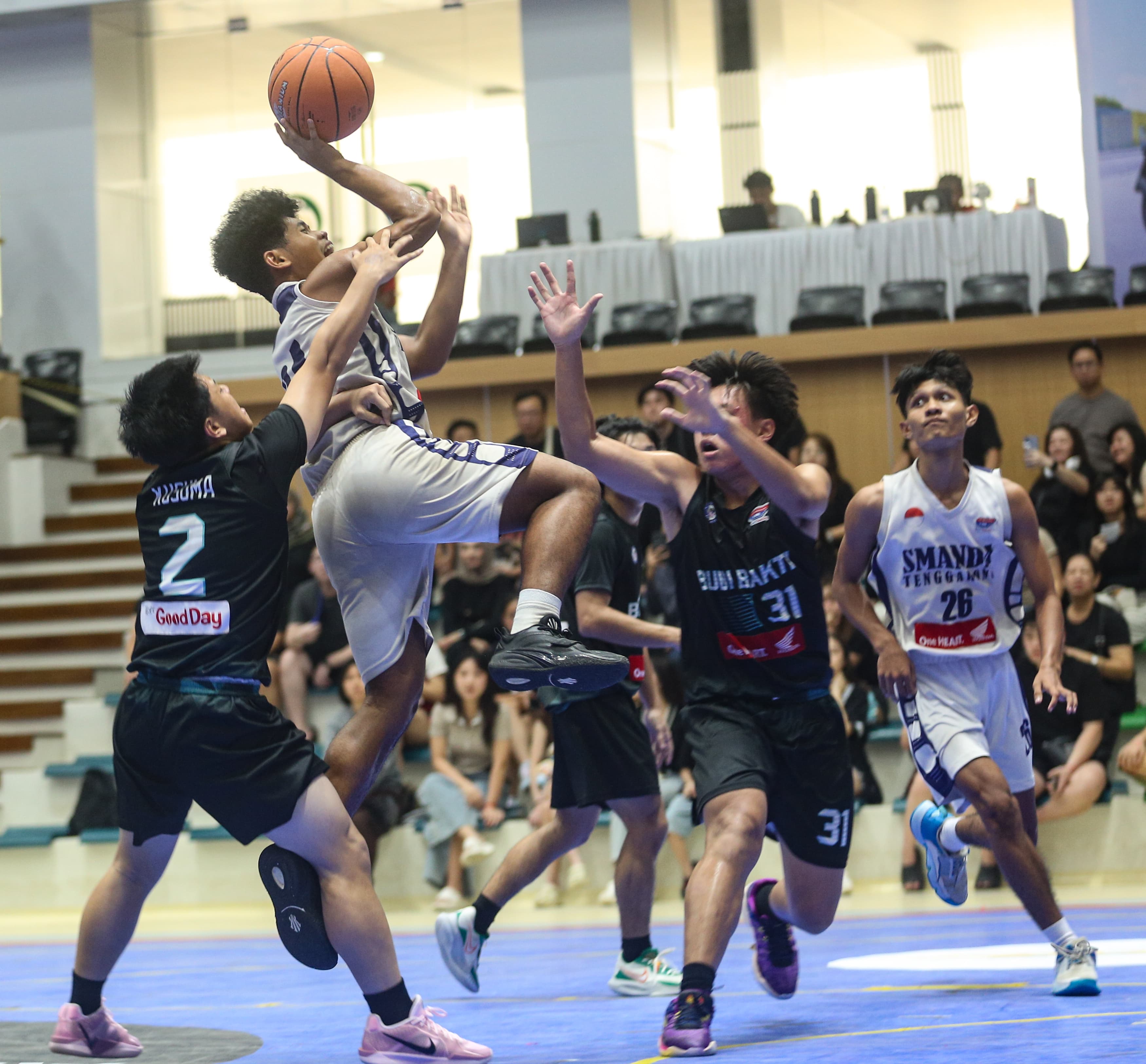 Smanda Tenggarong (seragam putih) tampil apik ketika bentrok dengan SMA Budi Bakti Samarinda di Honda DBL with Kopi Good Day 2024-2025 East Kalimantan.