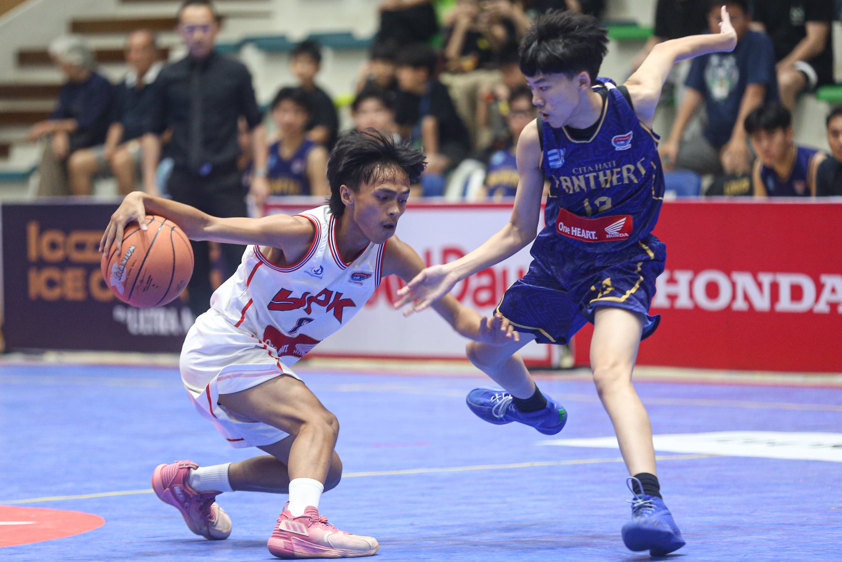 SMA Cita Hati Samarinda (biru) menyingkirikan SMA YPK Bontang di babak sweet 16.